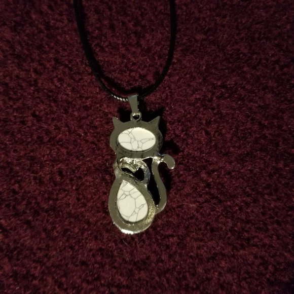 NWOT, white howlite gemstone cat pendant, silver plate on black cord, artisan - Picture 2 of 4